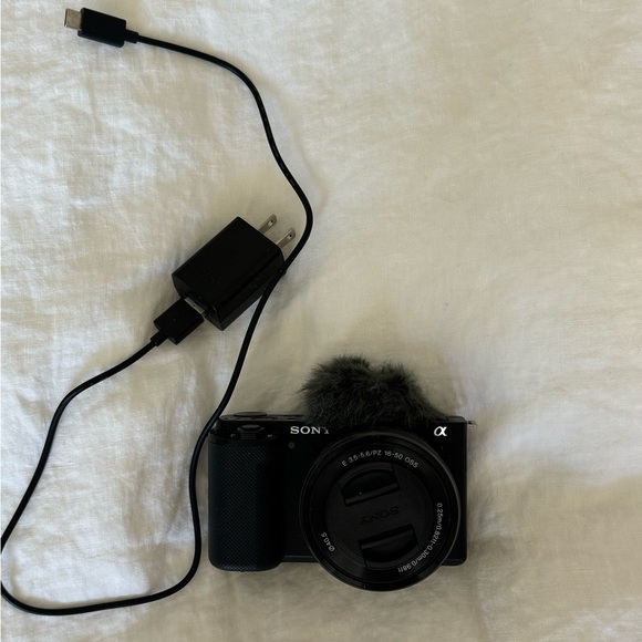 SONY ZV-e10 DIGITAL CAMERA - Picture 4 of 6